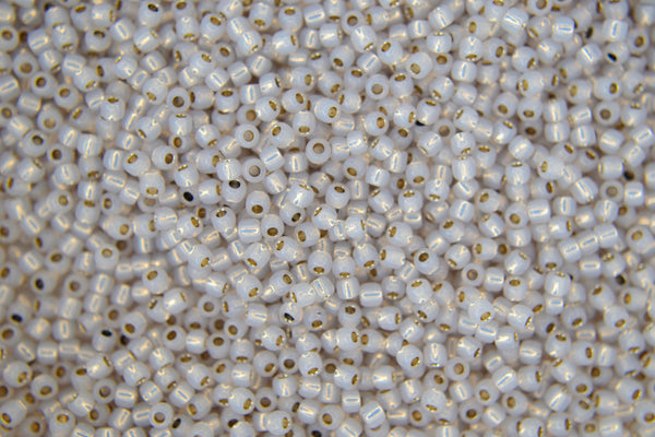 10g TOHO 11/0 Runde japanische Rocailles 2mm PF2101 PermaFinish Silver Lined Milky Cloud