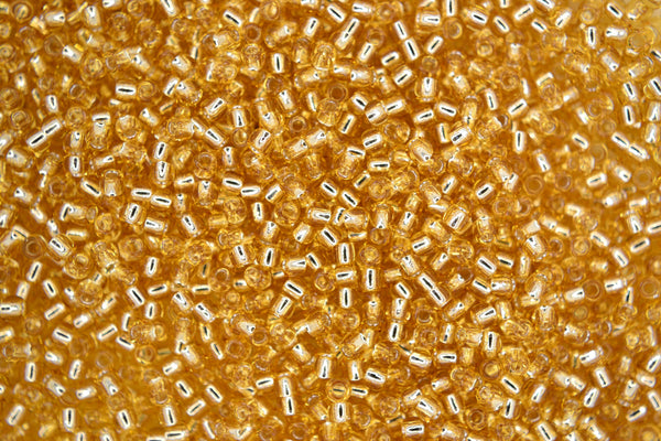 10g TOHO 11/0 Runde japanische Rocailles 2mm PF22 PermaFinish Silver Lined Light Topaz