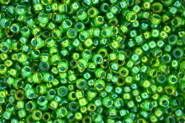 10g TOHO Runde japanische Perlen 8/0 3mm 947 Innenfarbe Limettengrün/Opaque Green gefüttert